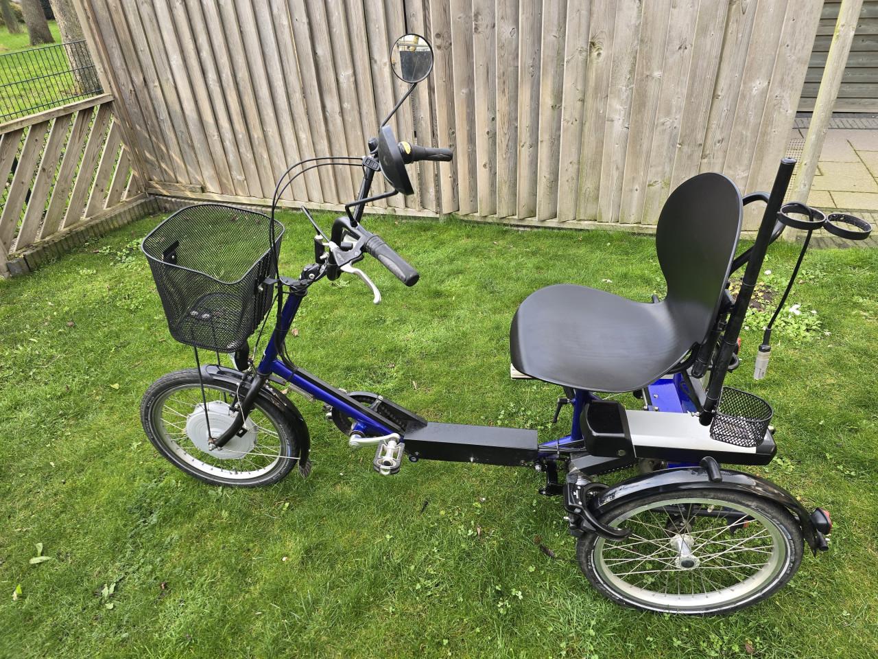Elektrisch ondersteunde driewiel fiets.