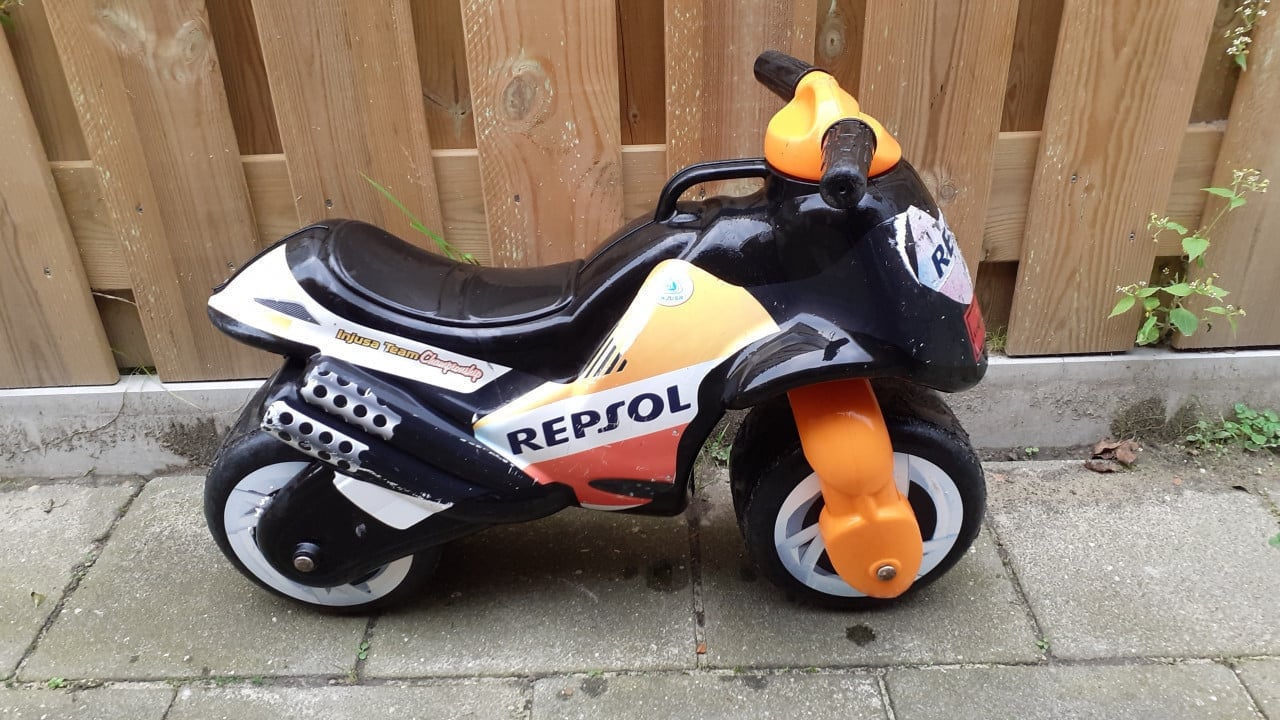 3 x Kinderfietsjes 16 inch / 12 inch & 10 inch & 2 x Loopfietsjes