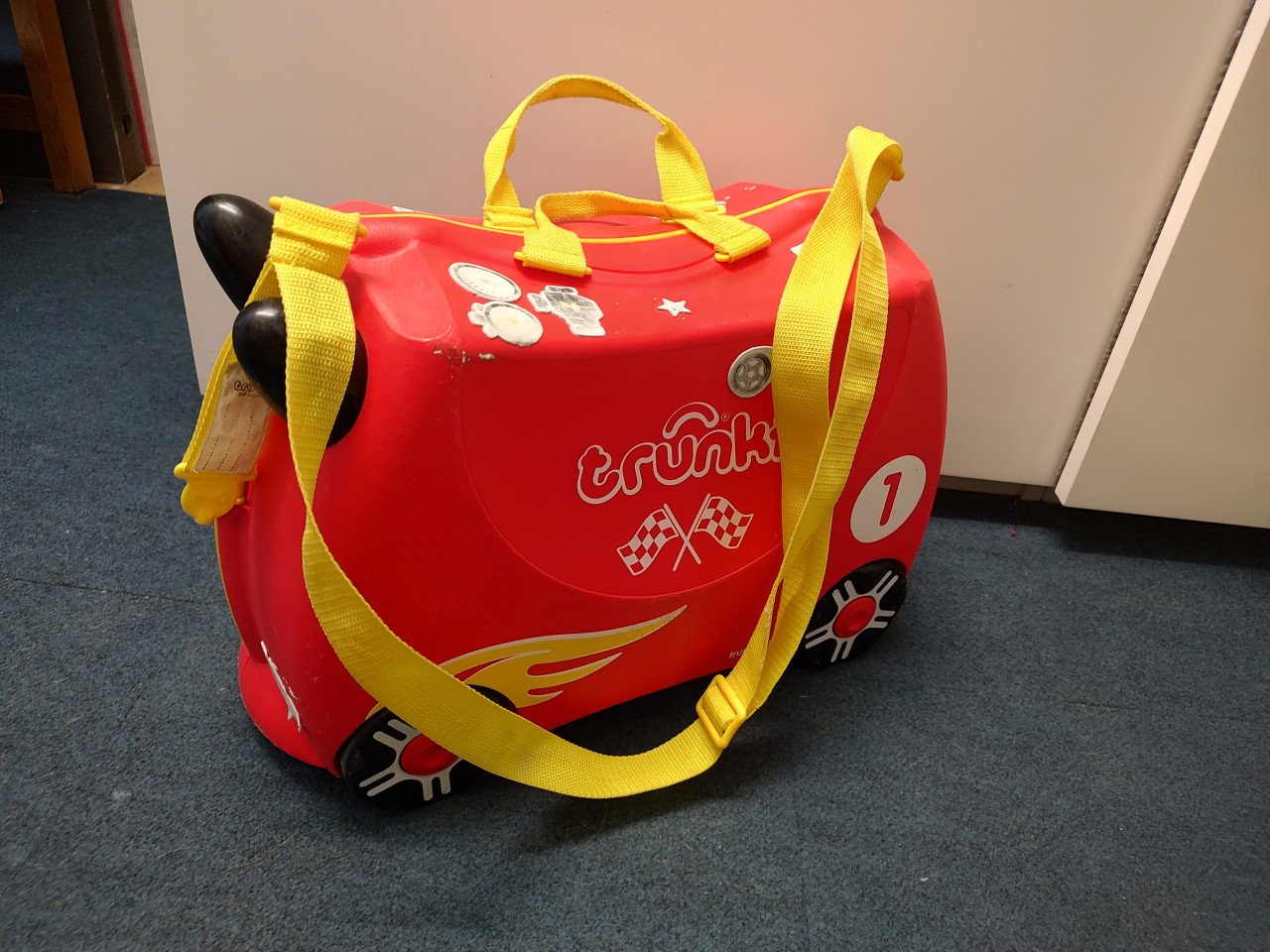 Ikea FÄRGGLAD stoeltje, schommelstoel en Trunki koffer