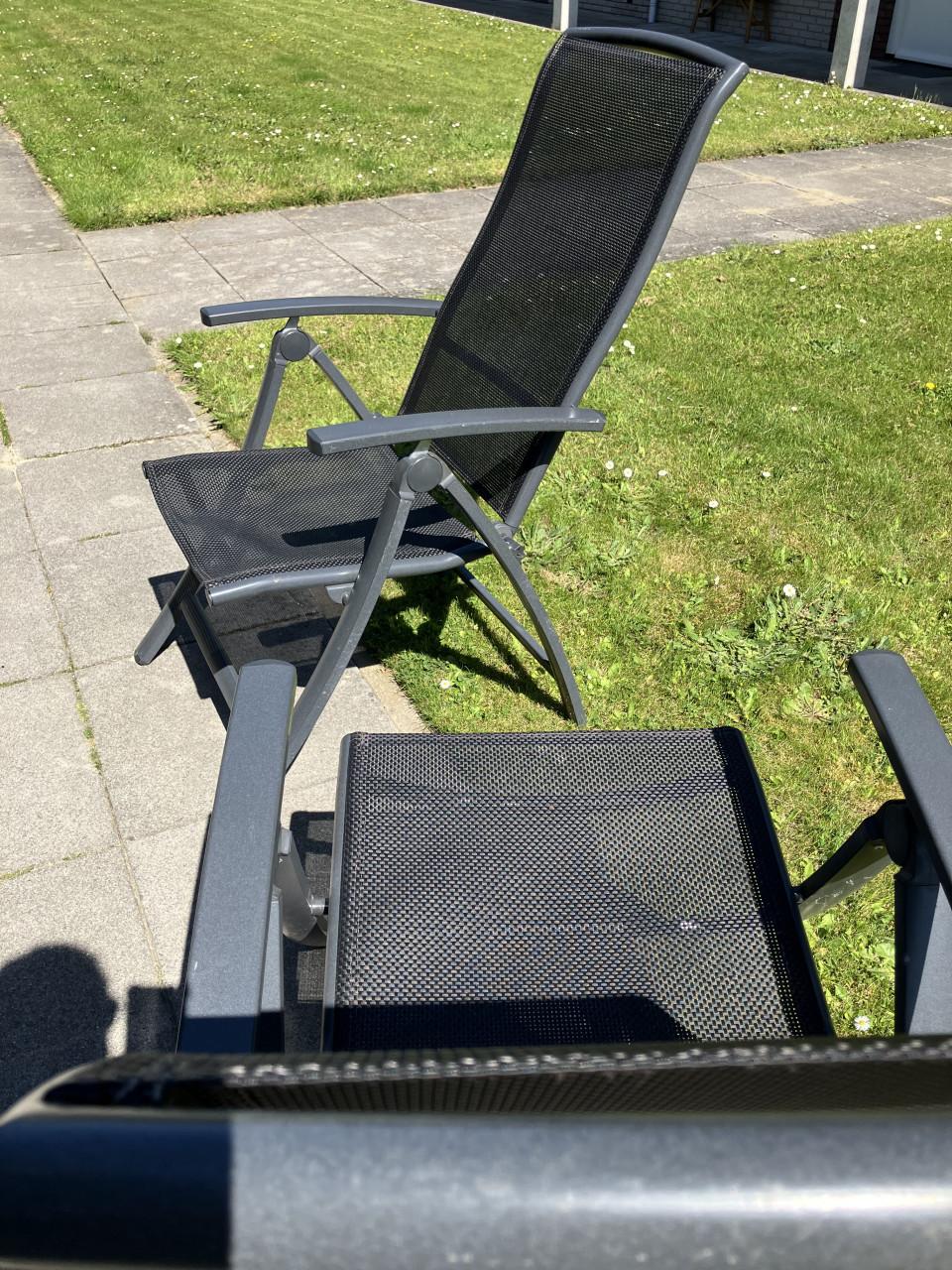 Te koop i.z.g.staat 3 inklapbare en verstelbare metalen stoelen