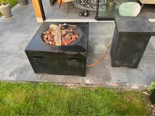 Buiten terras Open Haard met bijzet tafel voor de gasfles.