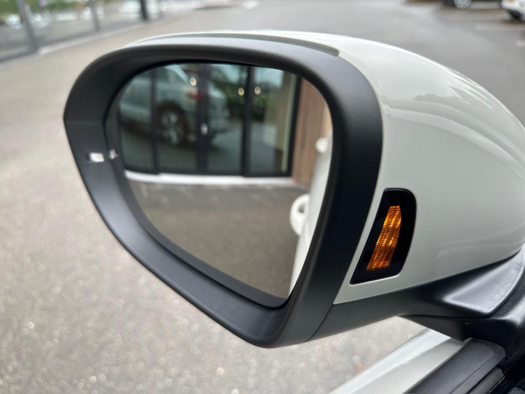 Volkswagen T-roc 1.5 tsi 150pk dsg r-line | camera | keyless | elek. achter