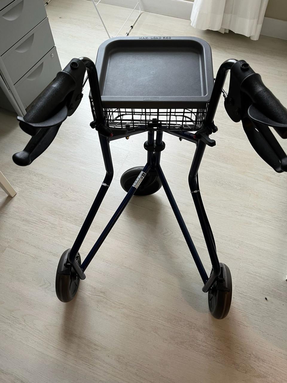 Lichte Rollator voor smalle ruimtes