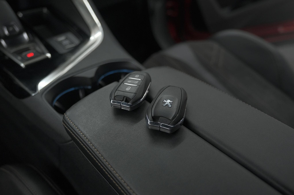 Peugeot 5008 puretech 130 eat8 gt black pack | elektrische kofferklep | cam