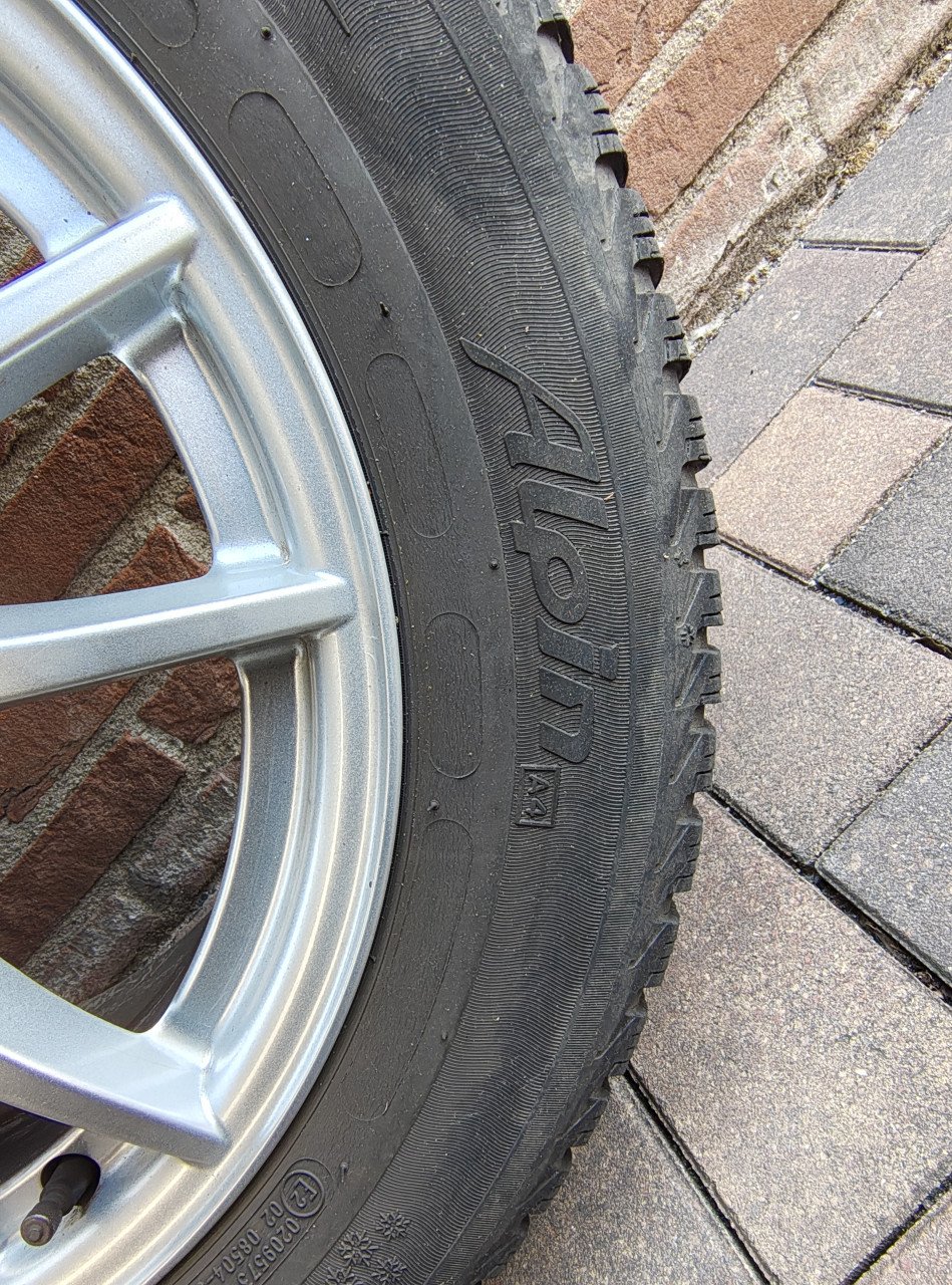 A246 set Mercedes velgen met winterbanden Michelin Alpine 205/55 R16