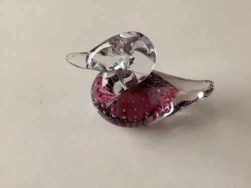 Eendje.     Pfeiffer kristal, bekend van de luchtbelletjes.