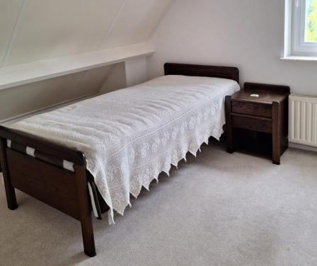 1 persoons bed inclusief matras en nachtkastje