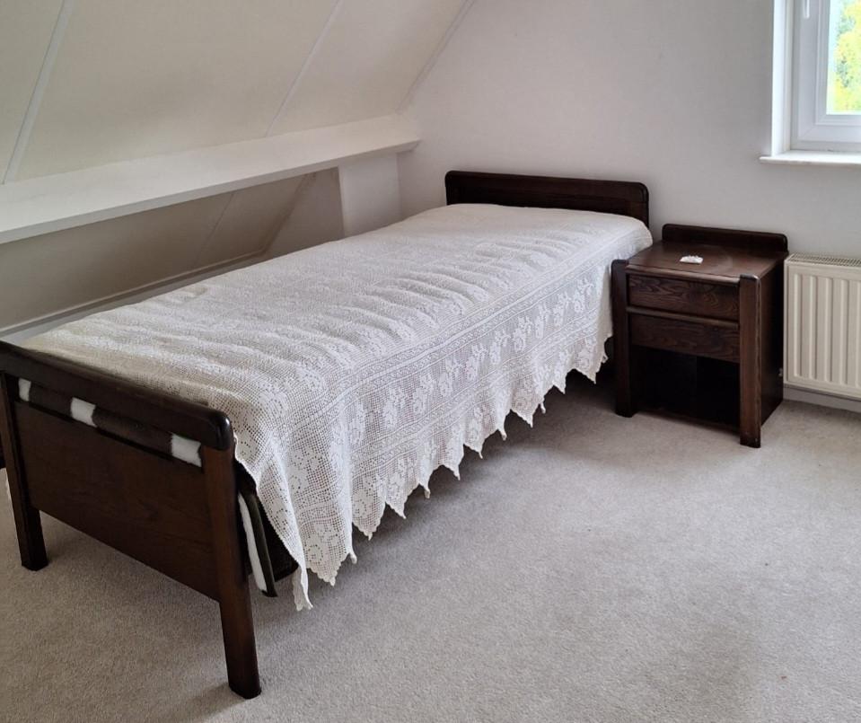 1 persoons bed inclusief matras en nachtkastje