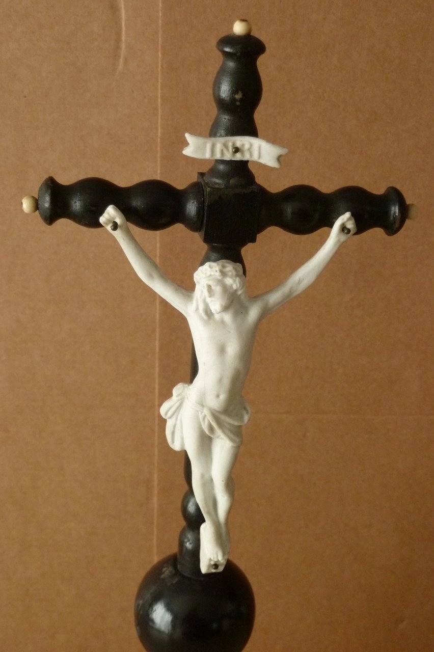Staand kruisbeeld (crucifix) met corpus van biscuit porselein