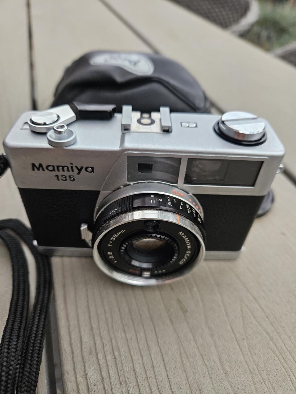 Werkende vintage Mamiya 135 EE meetzoekercamera 35 mm..
