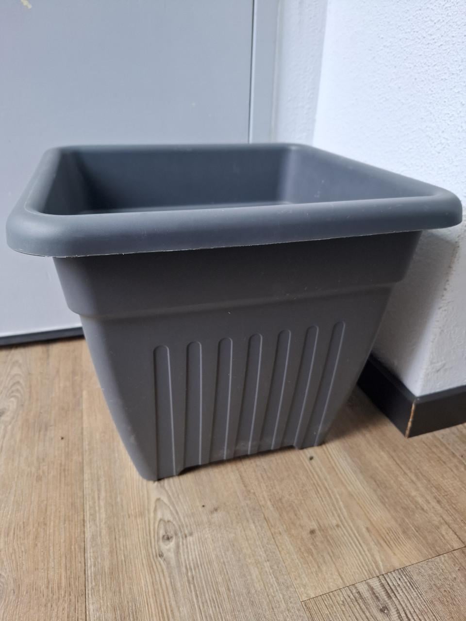 Grote kunststof buitenpot