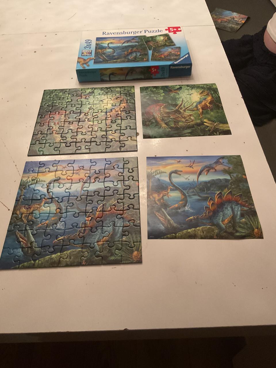 3 puzzels; dinosaurus en brandweerman Sam