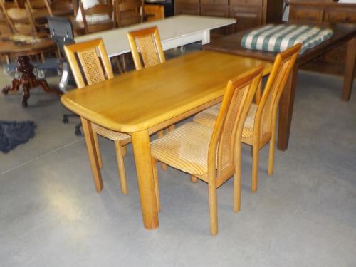 In zeer goede staat massief blank eiken tafel + 4 stoelen in goede staat