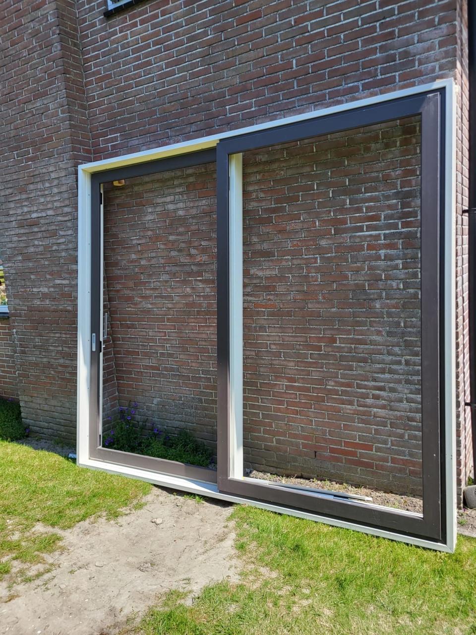 Kunststof schuifpui + loopdeur (incl. kozijn)