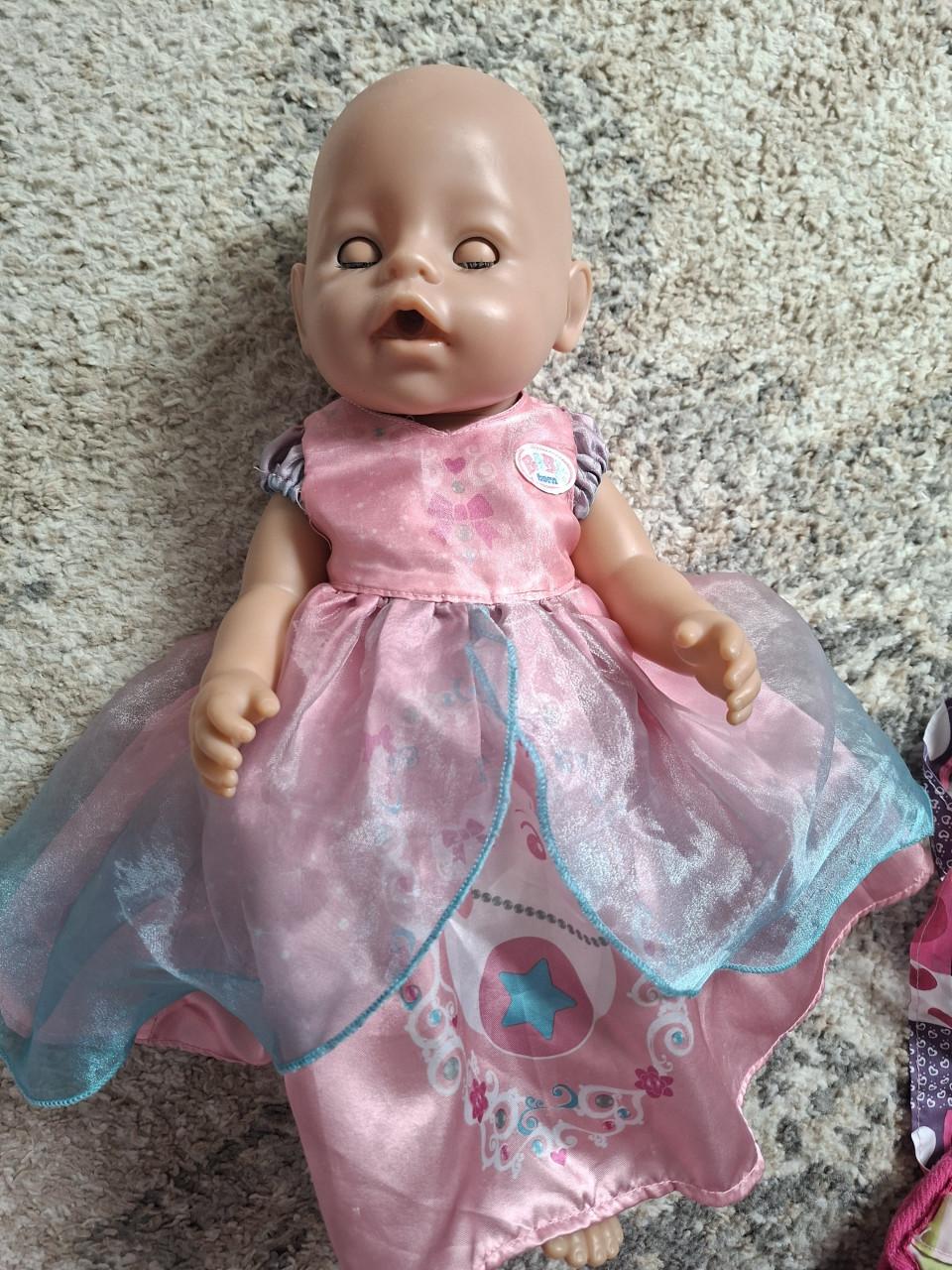Baby born met veel kleding en extra's.