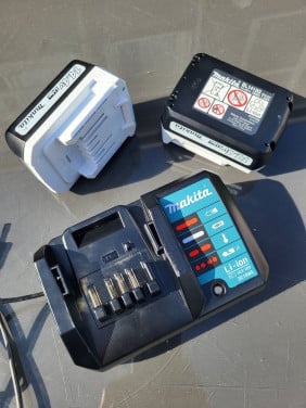 Twee Makita accu's met oplader