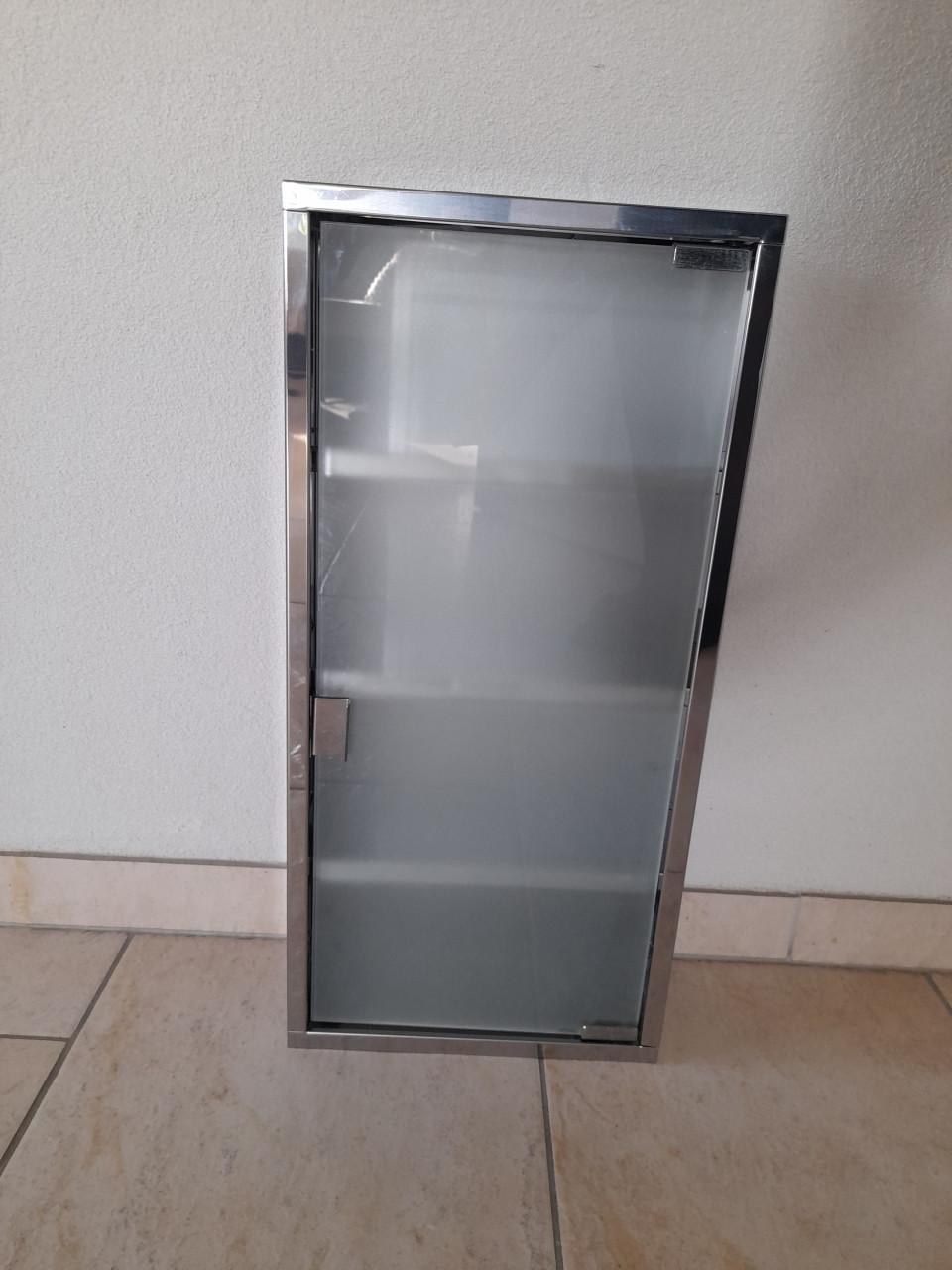 Medicijn kastje  27B x 57H x 12D ( in goede staat )