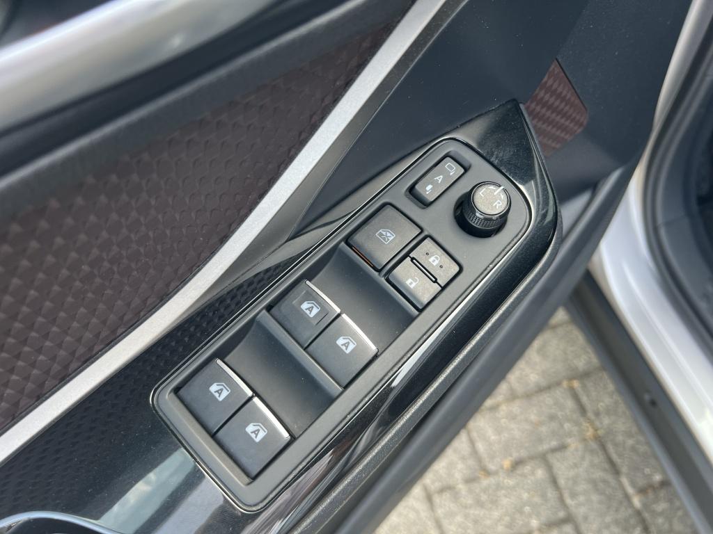 Toyota C-hr 1.8 hybrid executive | all-seasonbanden | dealeronderhouden