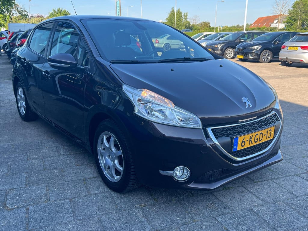 Peugeot 208 1.2 vti envy, navi, trekhaak enz...