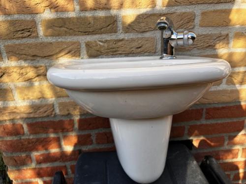 WC Fontein in kleur Pergamon, creme kleur.