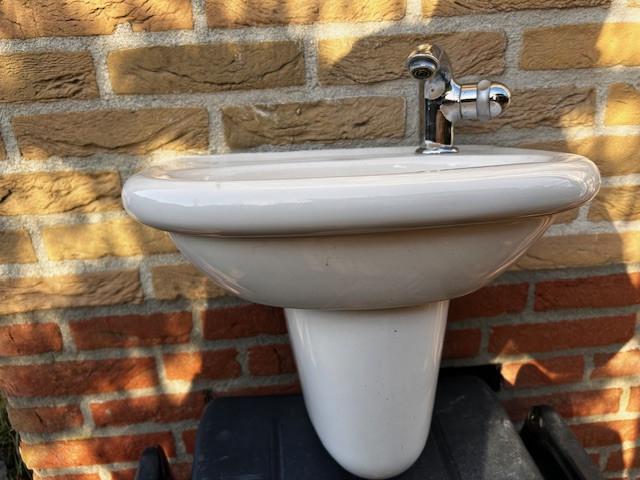 WC Fontein in kleur Pergamon, creme kleur.