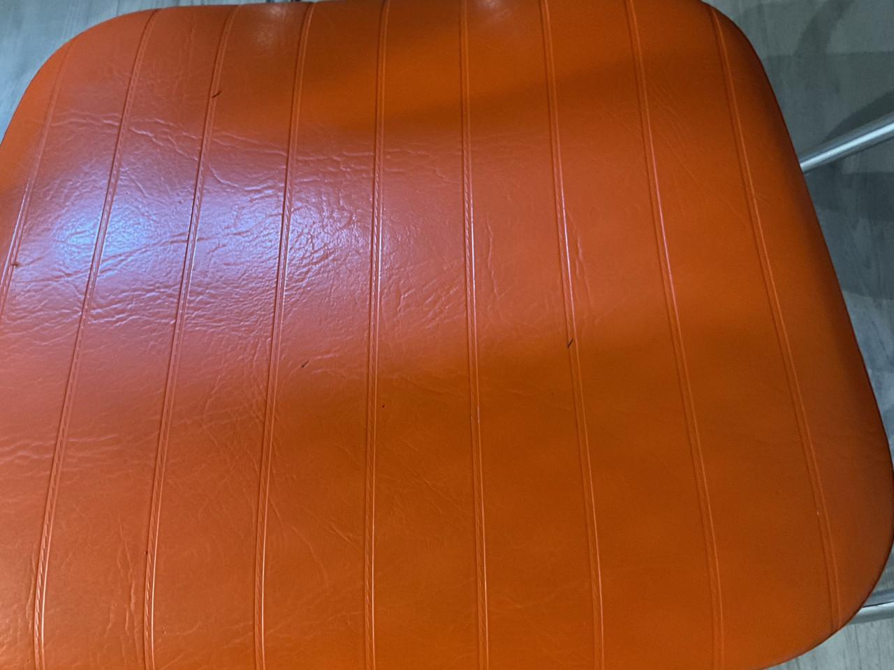 Twee oranje vintage stoeltjes