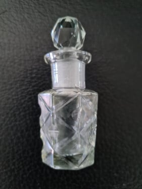 Oud karafje met geslepen stolpje Totale hoogte 8 cm