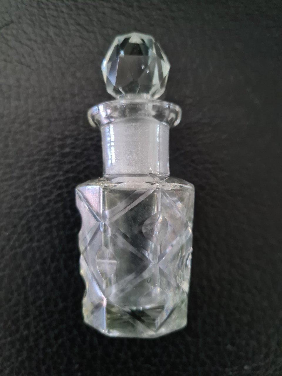 Oud karafje met geslepen stolpje Totale hoogte 8 cm