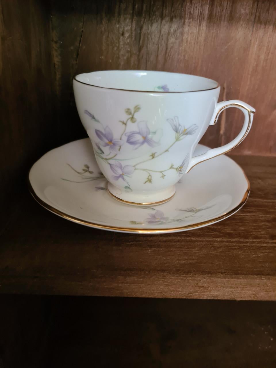 Vintage theekopje uit de "Sweet Violets"-serie van Winchester Bone China