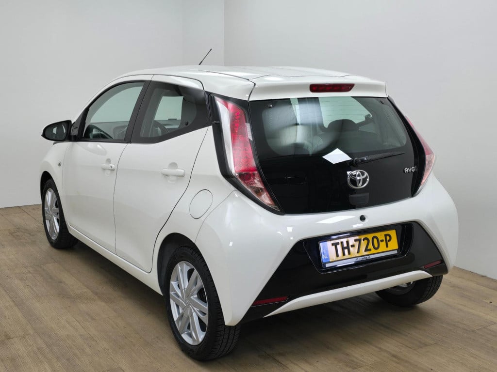 Toyota Aygo occasion met parkeercamera en weinig km | tweedehands toyota ay