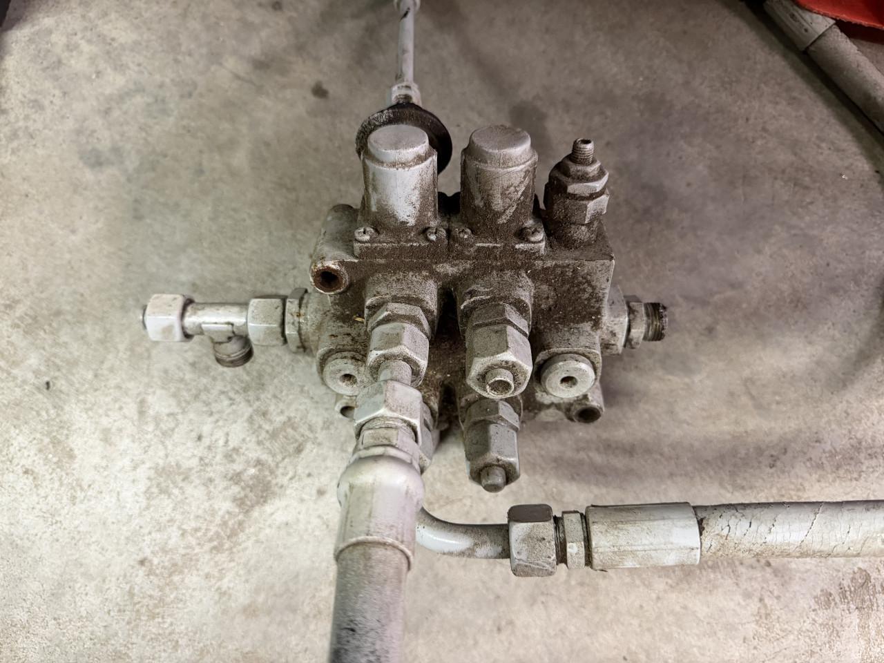 Hydrauliekcilinder en ventielblok voor houtklover