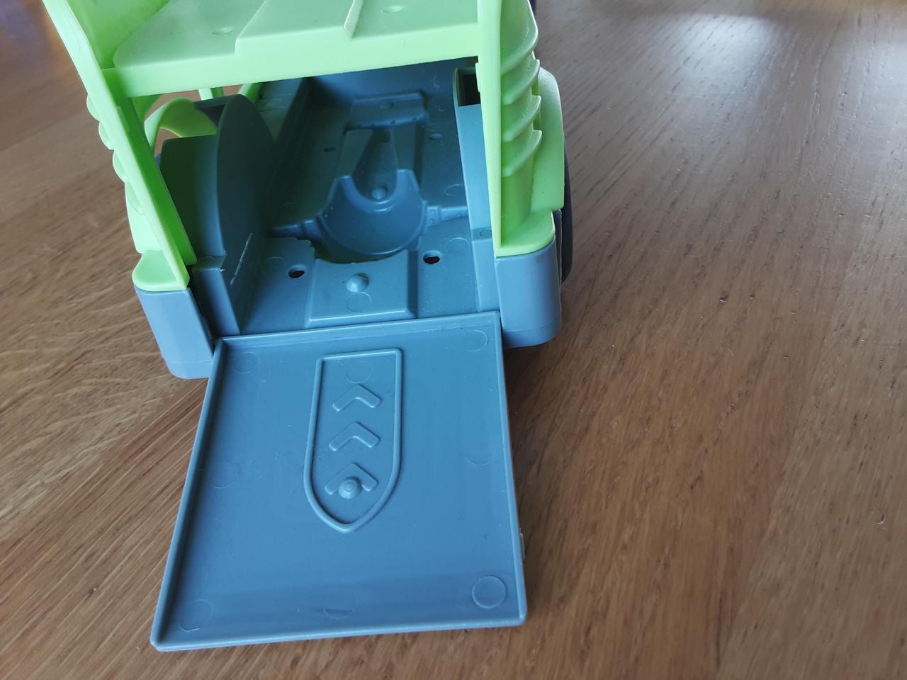 Vrachtwagen plastic om autootjes te vervoeren