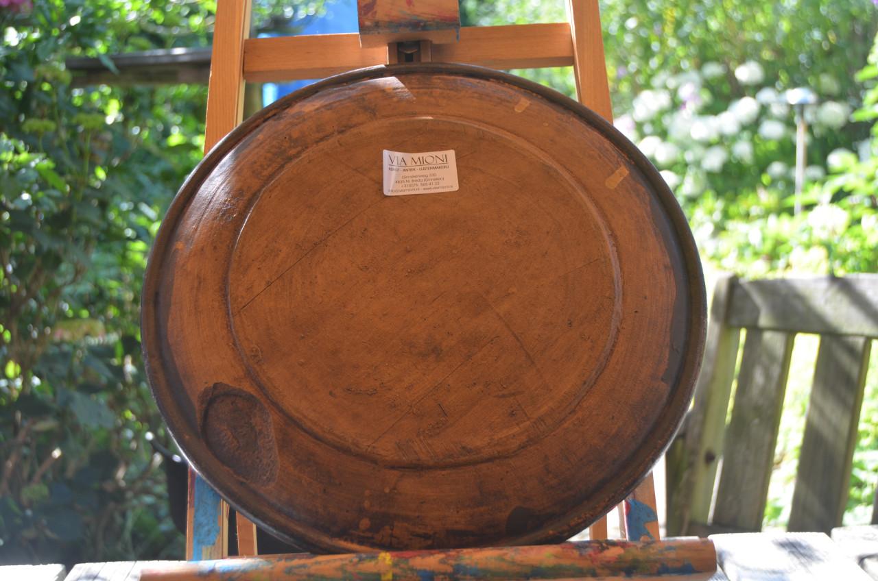 Zwarte aardewerk schotel decor vaas met bloemen 19e eeuw.