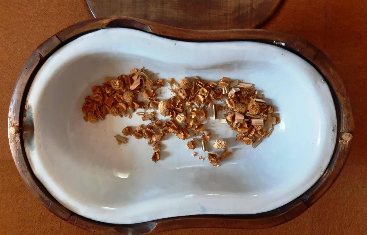 Bijzonder antiek bijzet tafeltje met een verstopt bidetje.