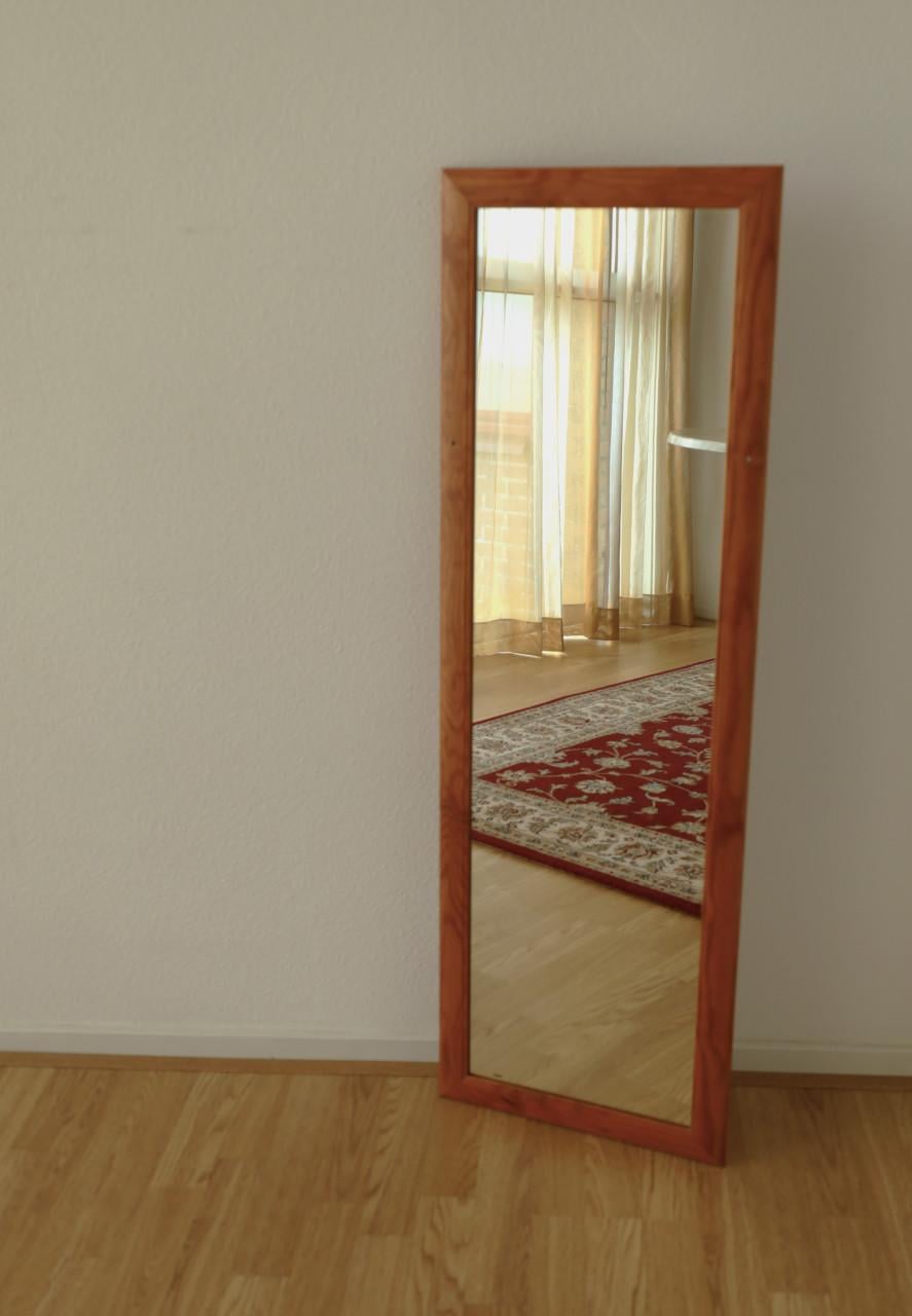Spiegel met houten omlijsting