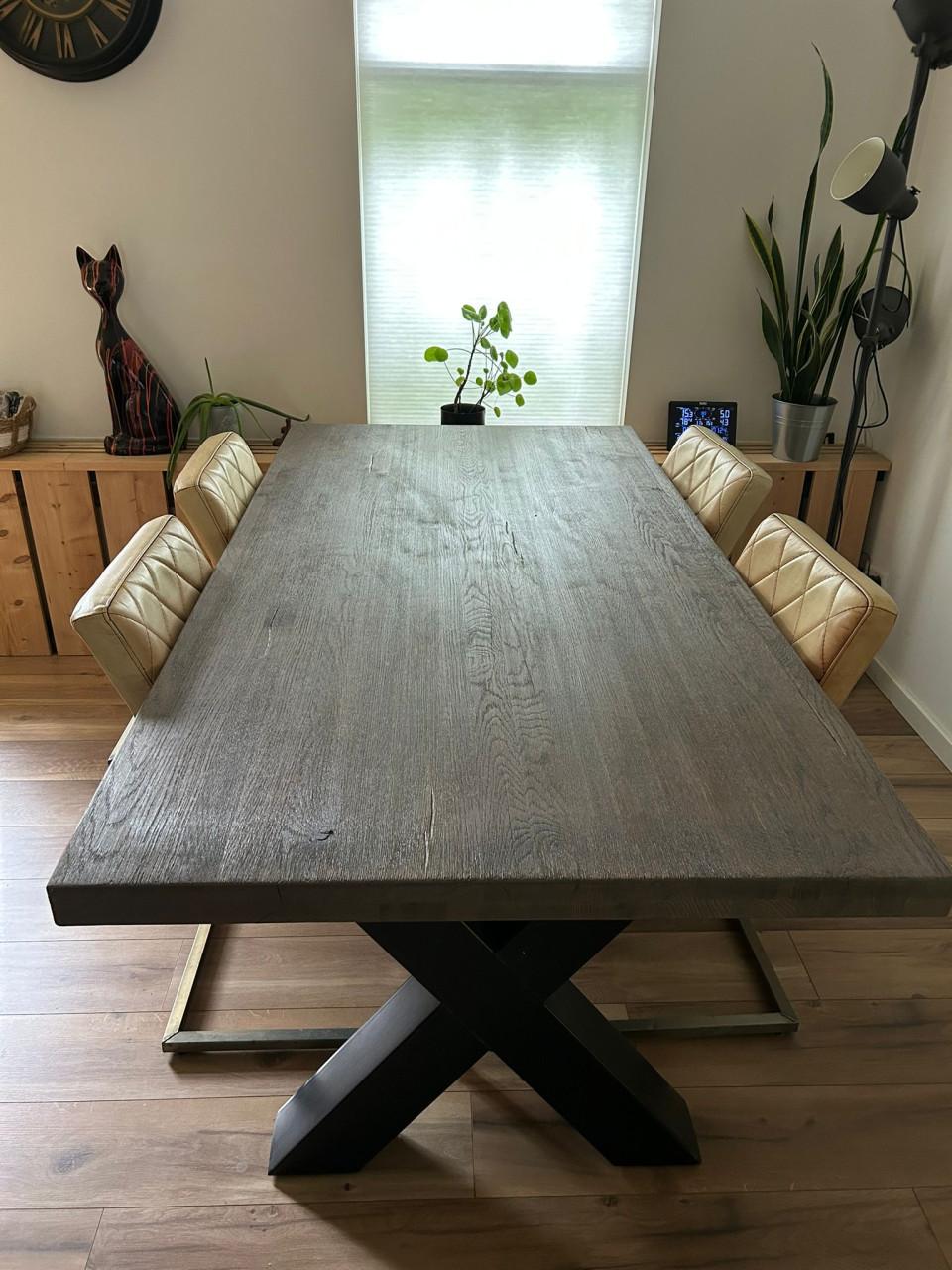 Eettafel en salontafel van hout met stalen poot