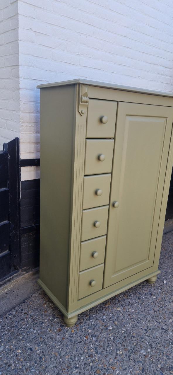 Leuke kast in trendy kleur