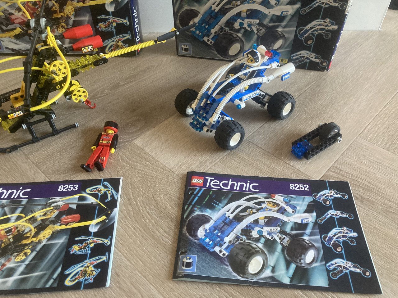 3 Lego technic sets met doos en met boekjes
