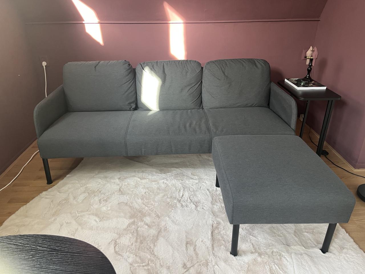 Zo goed als nieuwe grijze 3-zits bank met chaise longue te koop!