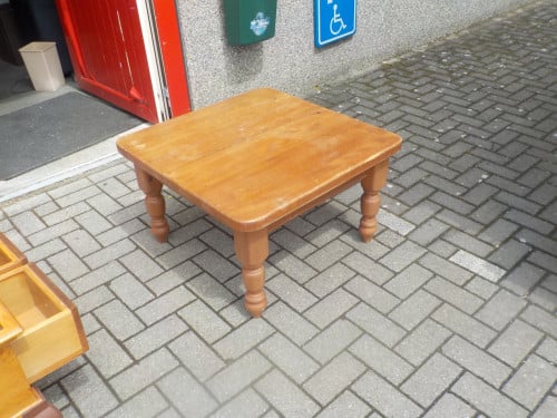 Mooie kwaliteit massief grenen salontafel 78 x 78 cm in goede staat