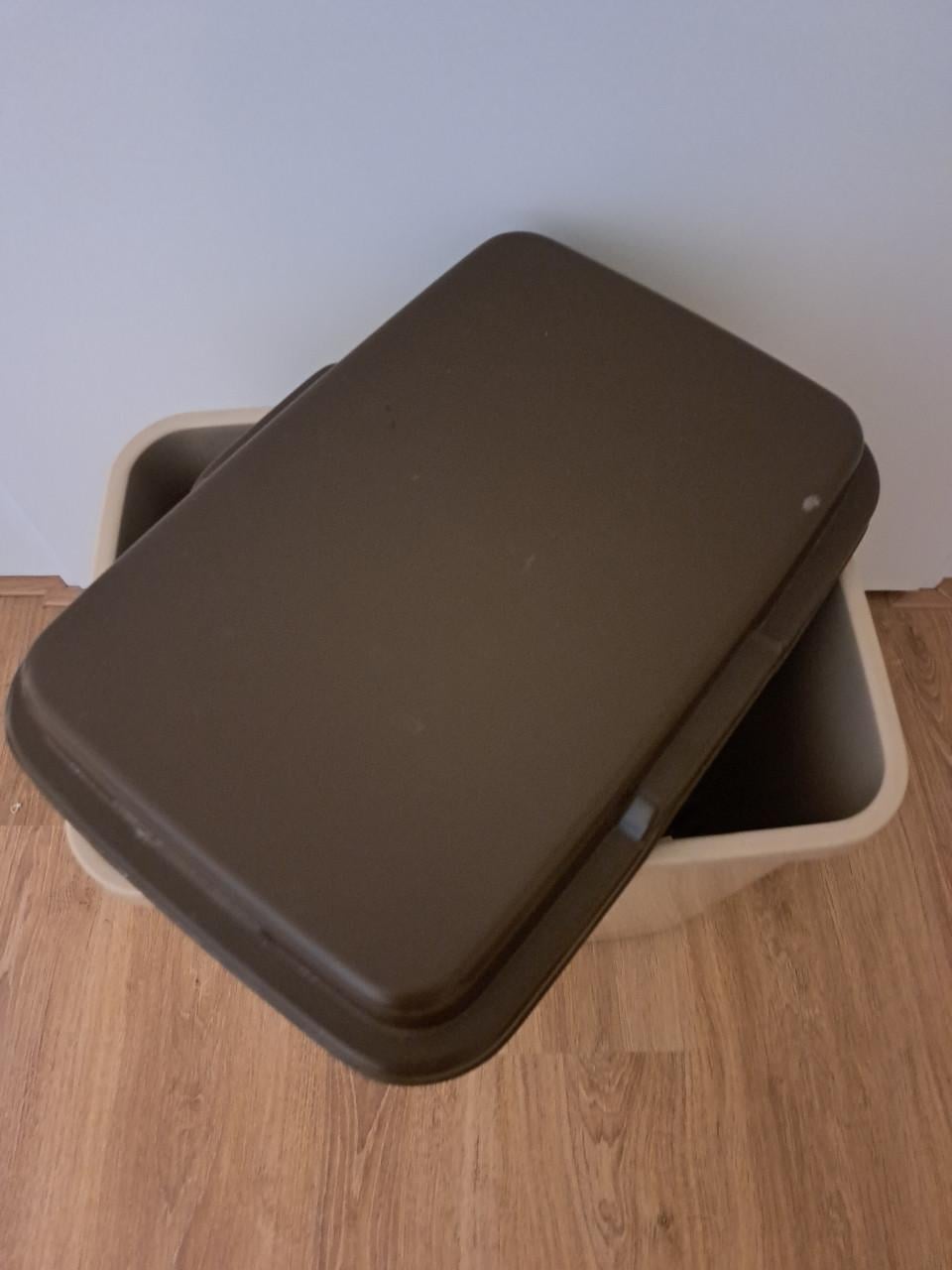 Wasbox Curver met deksel.