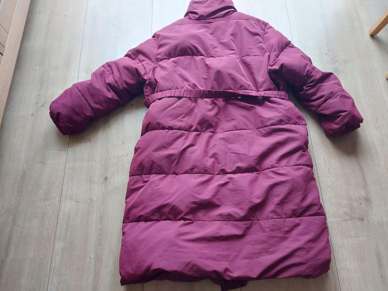 Nette en lange bordeauxrode winterjas (maat 52)