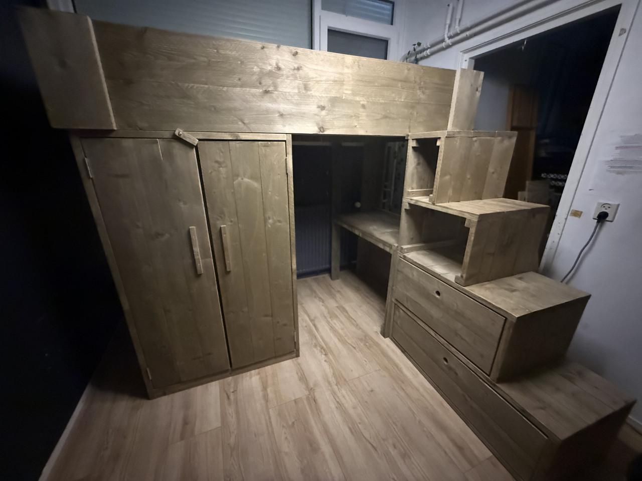 Stoere VanLonden Hoogslaper incl. bureau/kastruimte.