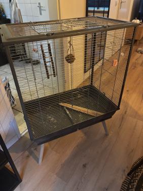 Mooie grote vogelkooi