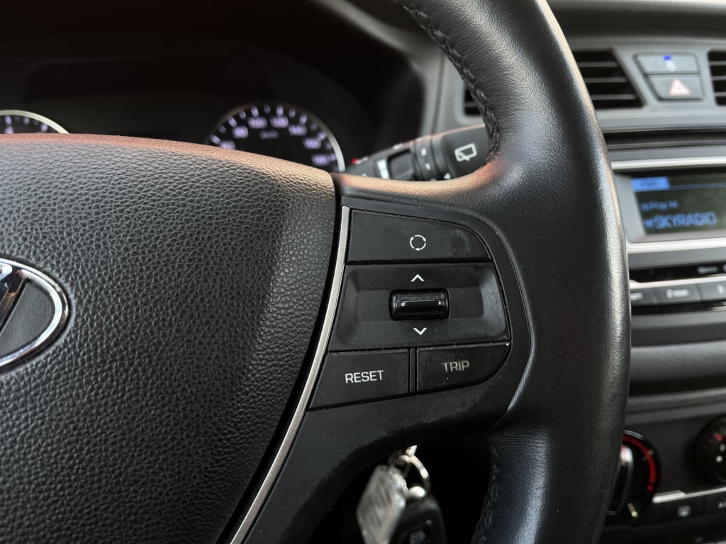 Hyundai I 20 1.2 hp i-motion premium | stuur/stoelverw. | radio | airco