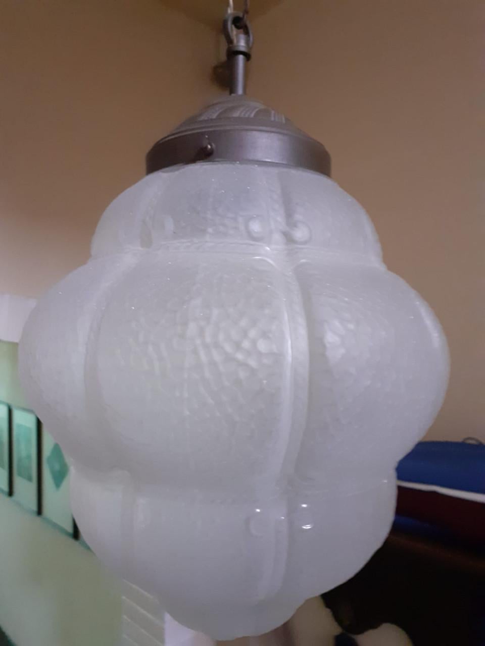 Mooie vintage lamp met ei vormige witte kelk