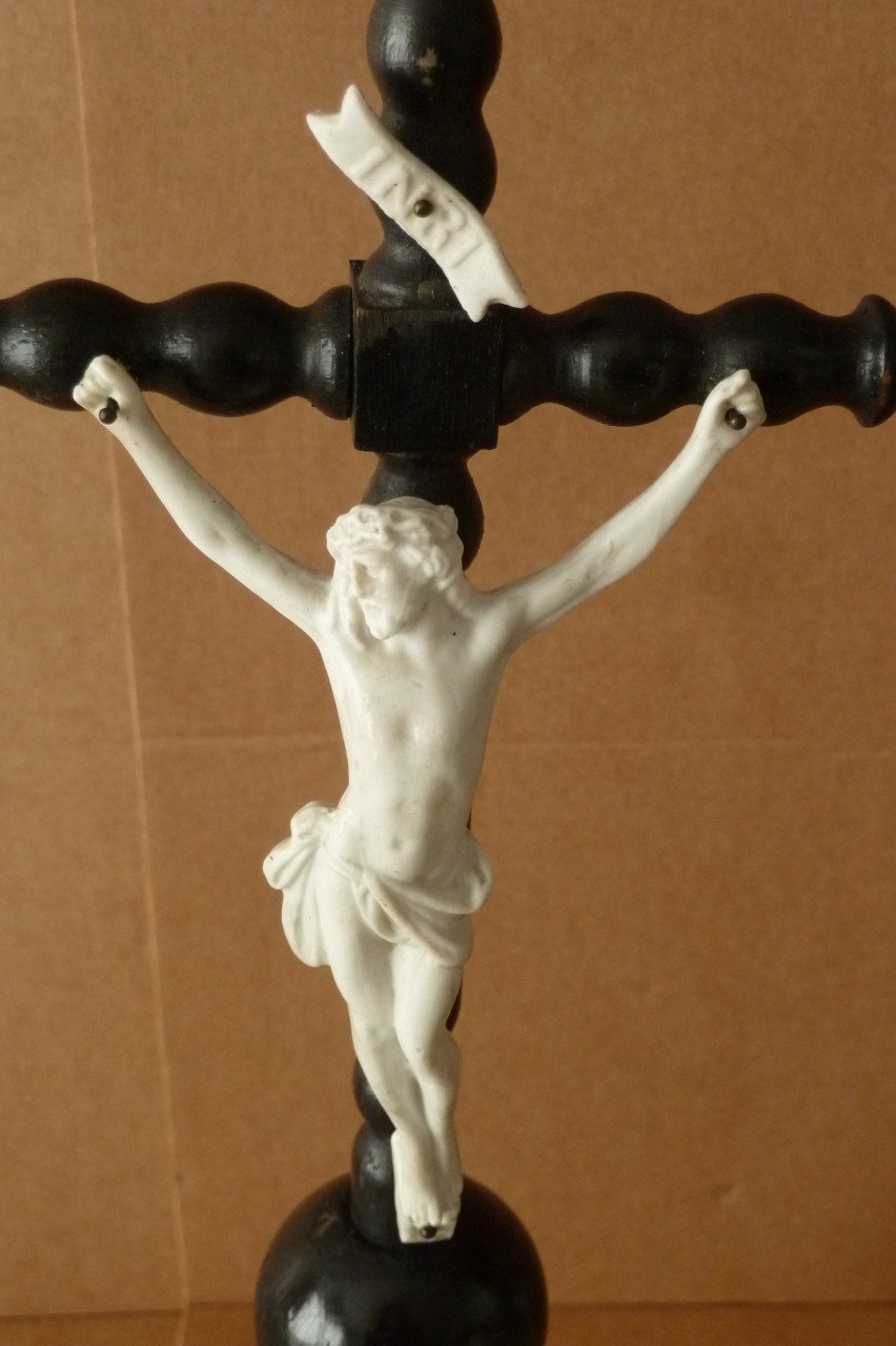 Staand kruisbeeld (crucifix) met corpus van biscuit porselein