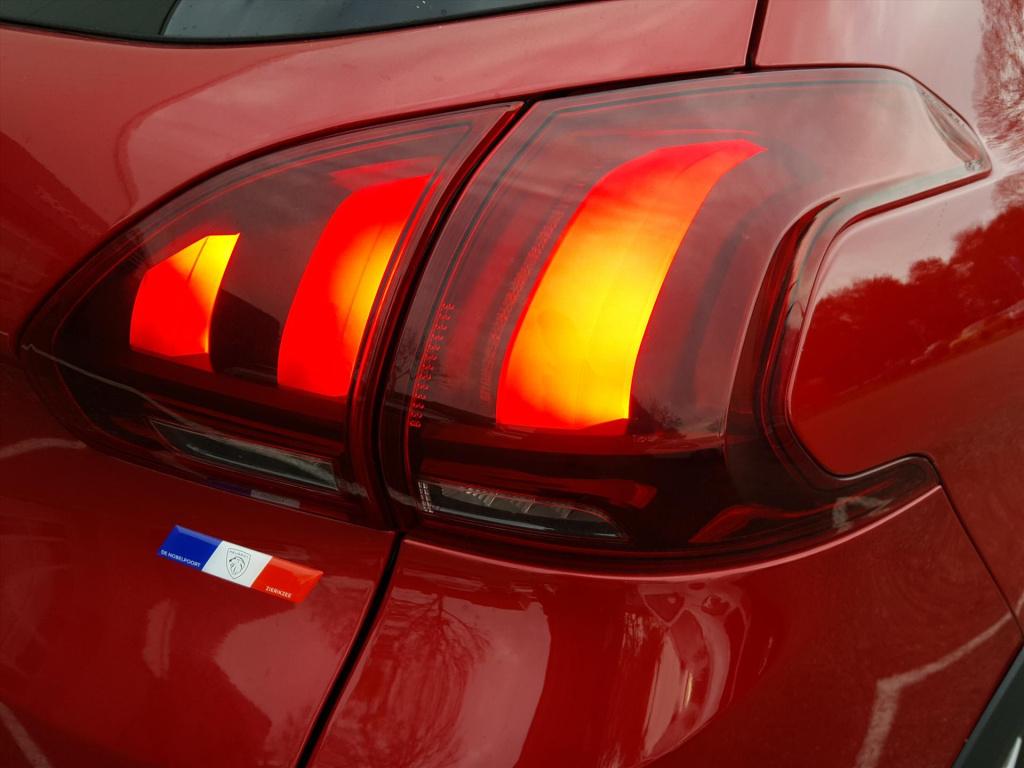 Peugeot 2008 1.2 puretech 110pk signature automaat eat6 navigatie | trekhaa