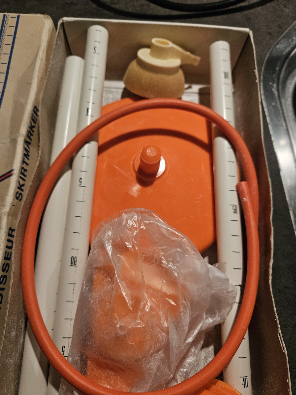 Mooie vintage prym rokzoommeter/rokspuit oranje, in originele doos