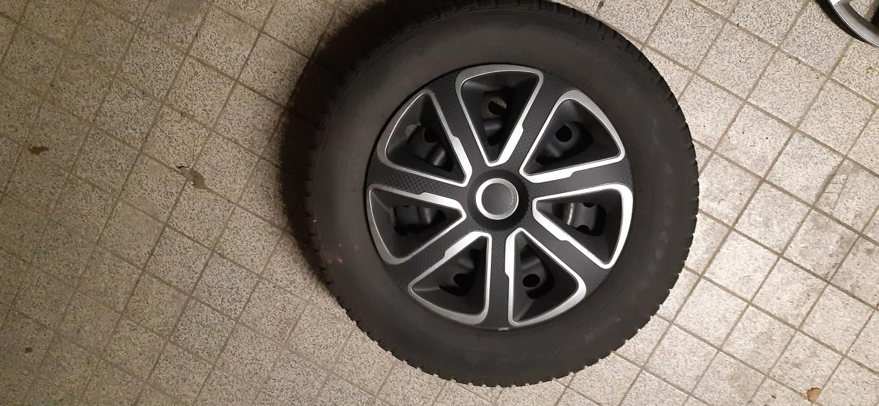 4 winterbanden op velg + wieldoppen (205/65/15)